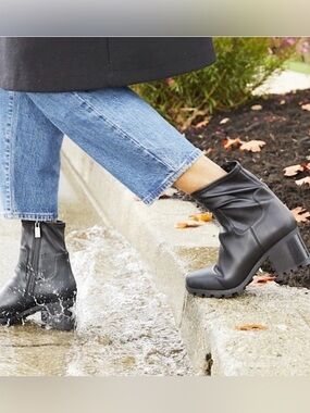 Vionic Ronan Faux Leather Waterproof Bid Boots Sz 5 EUC